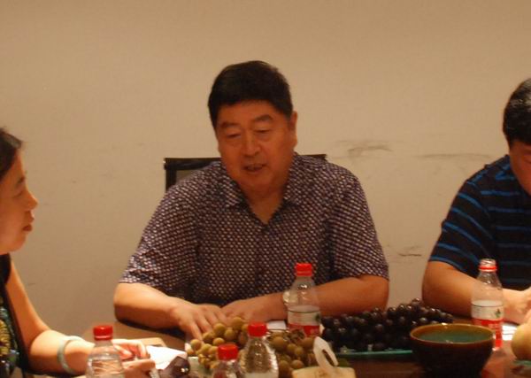 調(diào)整大小 2、董事長(zhǎng)姚金山在簽訂儀式上作指示.JPG