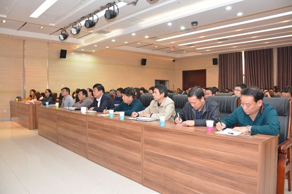 4、公司領(lǐng)導(dǎo)班子成員參加專題報告.jpg