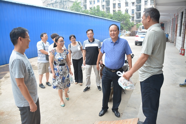 7、到“中鐵啟利家園”項目監(jiān)理工地進行安全生產(chǎn)檢查和暑期慰問.jpg