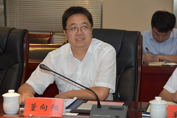 4、中鐵十五局集團(tuán)有限公司副總經(jīng)理董向陽在簽約儀式上講話.JPG