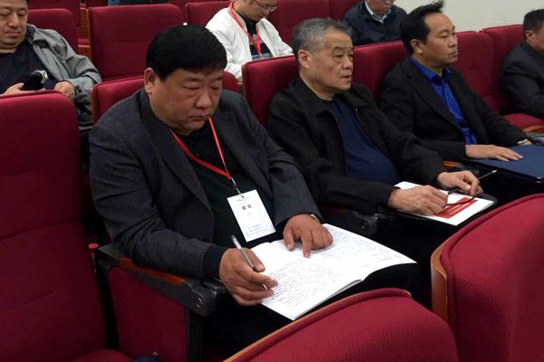 2. 公司副董事長、總經(jīng)理曹紅普認(rèn)真聽取勘察設(shè)計行業(yè)相關(guān)報告_副本.jpg
