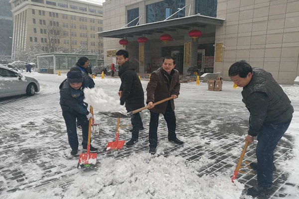 1.行政部部長(zhǎng)劉曉閣、行政事務(wù)管理中心主任閻杰帶領(lǐng)志愿者開展掃雪活動(dòng).jpg