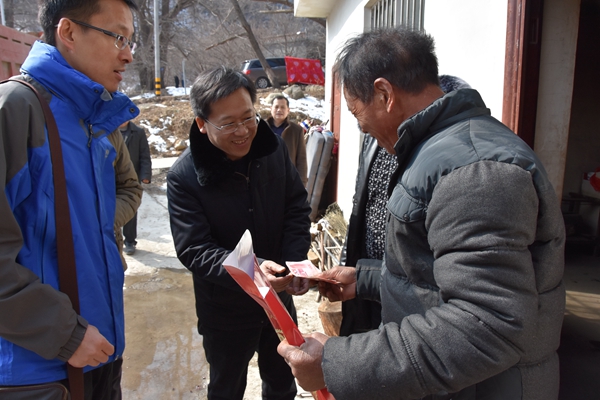 4.公司副總經(jīng)理、工會(huì)主席陳向軍走訪貧困戶，將慰問金送至村民手中.jpg
