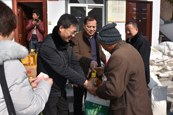 2.公司副總經(jīng)理、工會(huì)主席陳向軍為村民發(fā)放米、面、油.jpg