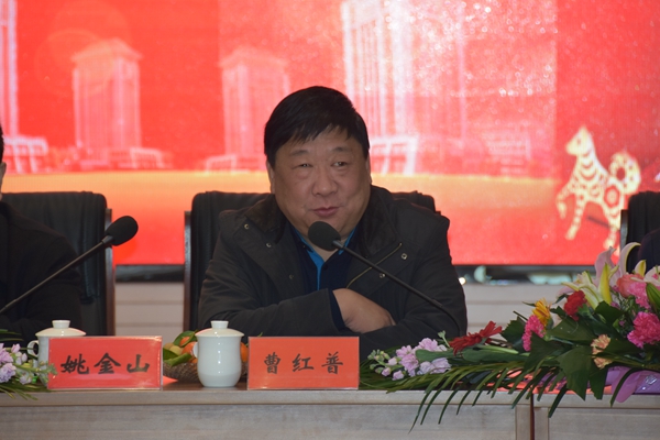 3.公司副董事長、總經(jīng)理曹紅普代表公司領(lǐng)導(dǎo)向大家表示新春的問候和祝福.jpg