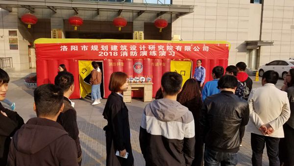 4.在專業(yè)消防人員的指導(dǎo)下，參培人員有序穿越消防安全逃生模擬通道.jpg