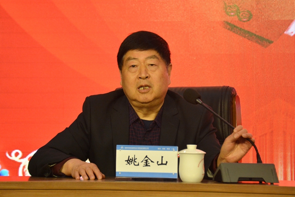 2、黨委書記姚金山指出：承包協(xié)議的簽訂是責(zé)任的傳遞、信任的傳遞和力量的傳遞。 (2).jpg