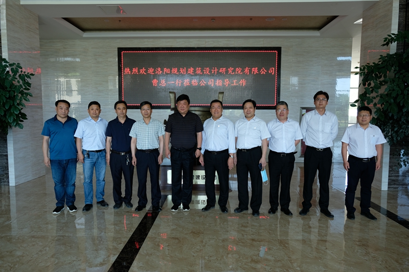 1.公司參會(huì)領(lǐng)導(dǎo)在河南三建集團(tuán)領(lǐng)導(dǎo)的陪同下參觀(guān)該集團(tuán)辦公樓并合影_副本.jpg