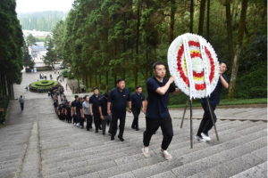 賡續(xù)井岡山精神，向革命烈士敬獻(xiàn)花圈